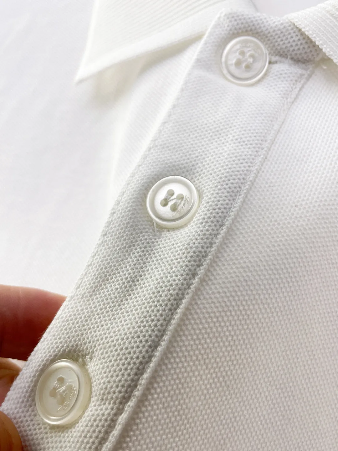 LP New Arrival long-sleeved Polo shirt, original fabric, official Same Style, made of pure cotton pique fabric, custom-made in the same vat, feels very comfortable and smooth, very wide and stylish, produced by factory for first-line brands, imported Behringer embroidery machine, embroidery is full and textured, collar and collar ribs are woven with imported yarn, does not deform after long-term wear, the most New Arrival style in autumn and winter, fashionable and individual Super Versatile and good-looking. It is very suitable for both men and women. It is a must-have for everyone. Size: M-XXXL